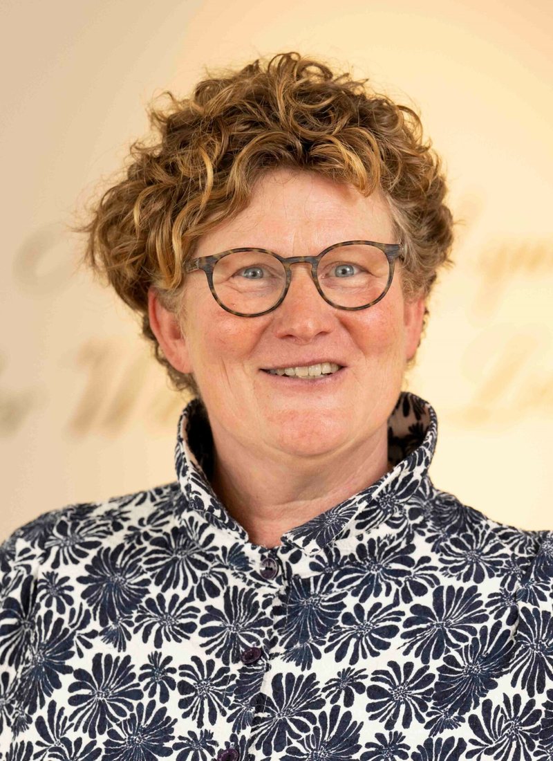 Sabine Eller, Inhaberin von sterbenleben, lächelt in die Kamera