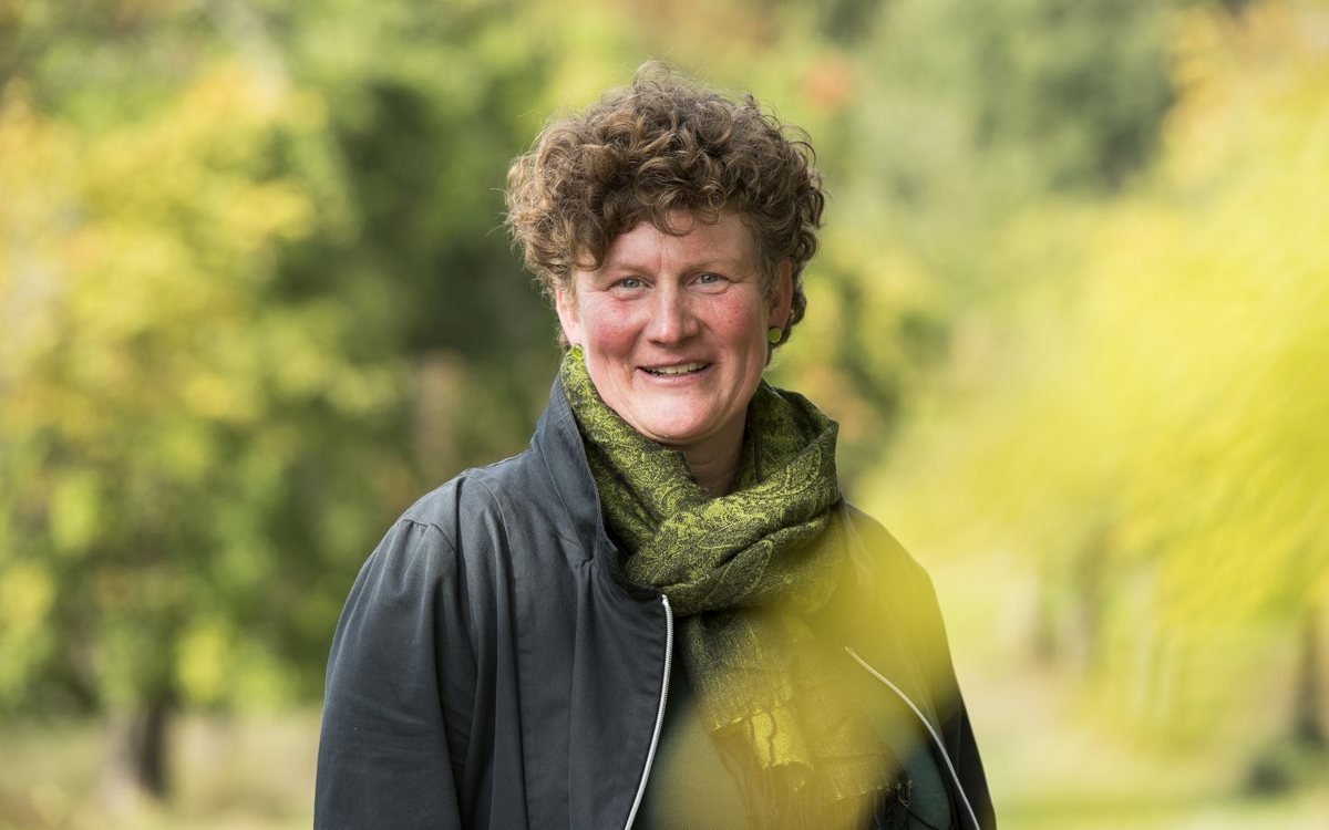 Sabine Eller im herbstlichen Wald